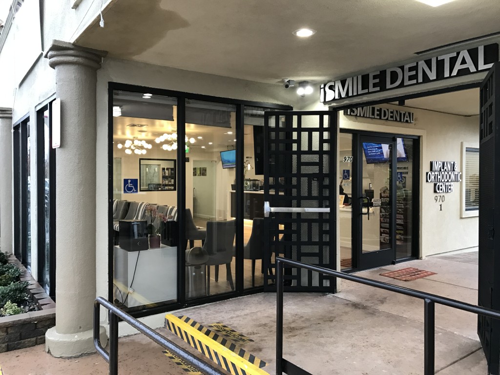 iSmile Dental office exterior entrance